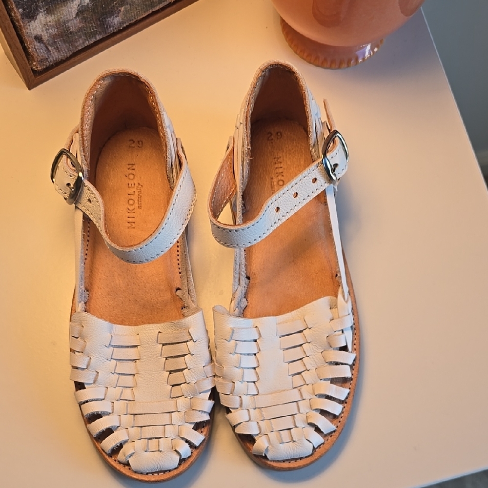 Mikoleon Girls White Leather Market Huaraches Brand New Size 29